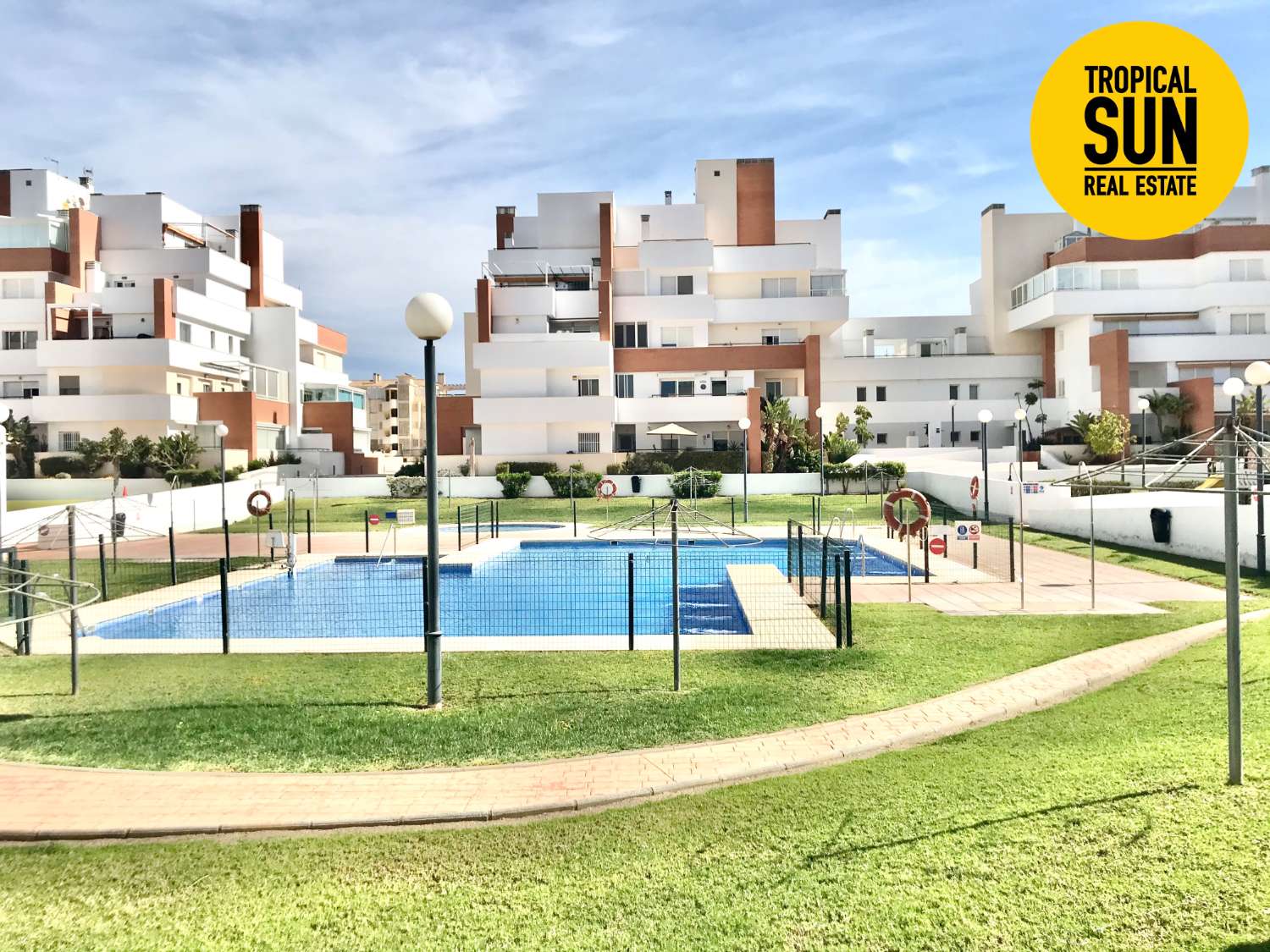 Scopri il paradiso a Roquetas de Mar: bella casa con 3 camere da letto nella zona residenziale di Aguaserena