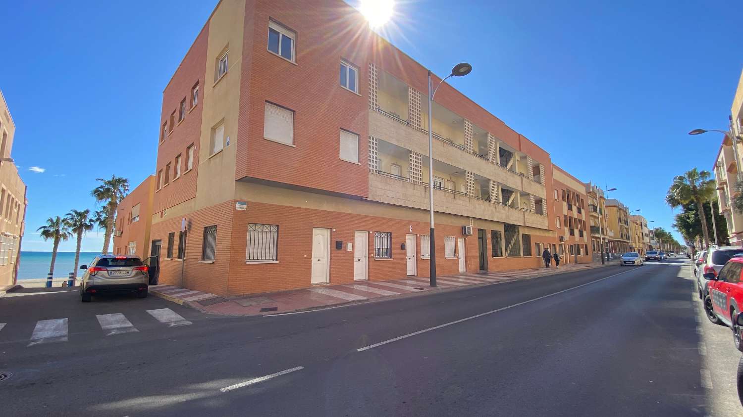 A un paso de la playa: piso con concepto abierto, 2 dormitorios y ascensor