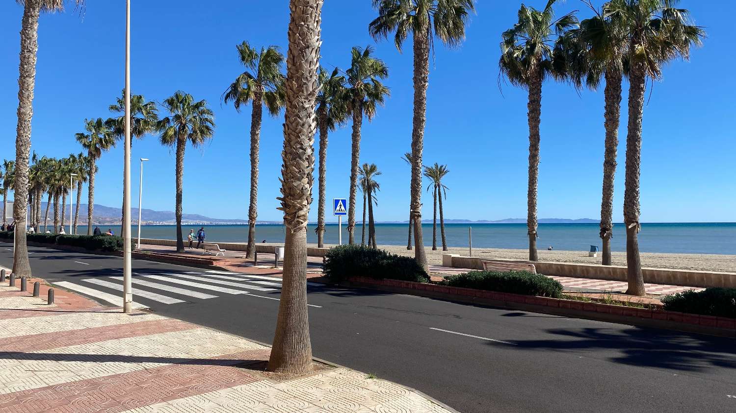 A un paso de la playa: piso con concepto abierto, 2 dormitorios y ascensor