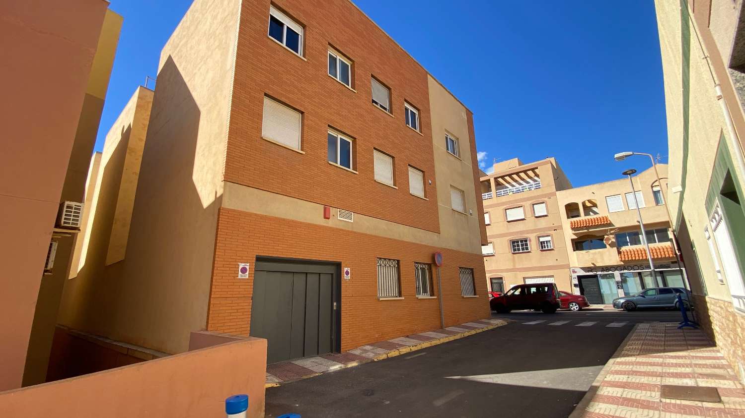 A un paso de la playa: piso con concepto abierto, 2 dormitorios y ascensor