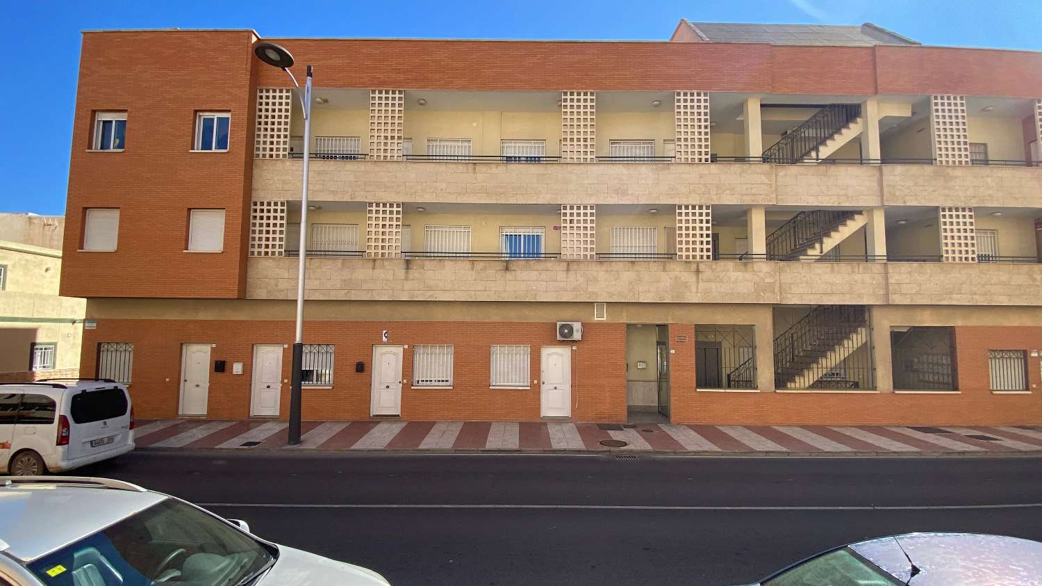 A un paso de la playa: piso con concepto abierto, 2 dormitorios y ascensor