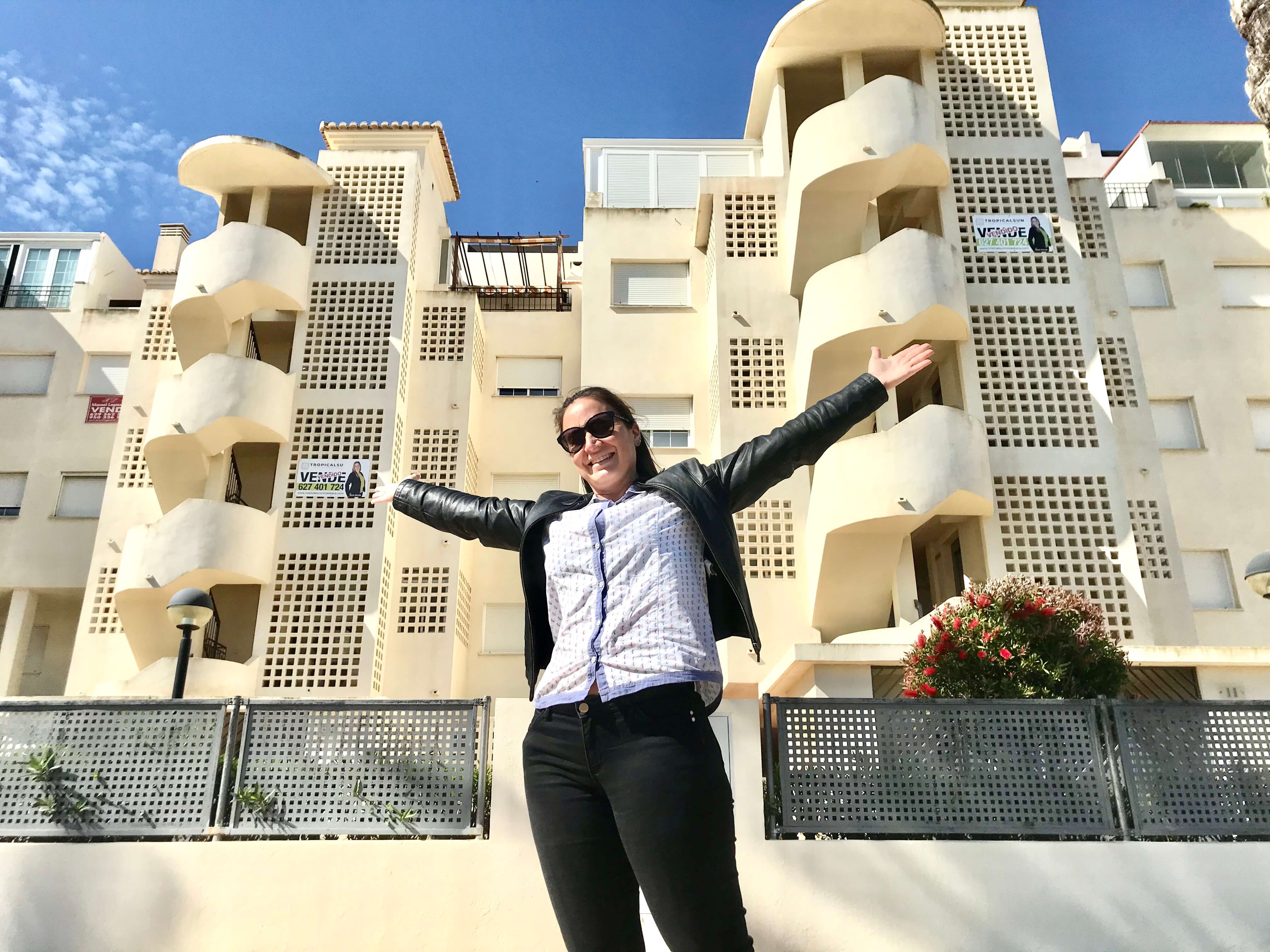 Nerea, de TropicalSun Inmobiliaria, mostrando con entusiasmo una de las propiedades en venta. Una imagen que refleja cercanía, profesionalidad y la pasión por ayudar a los clientes a encontrar su hogar ideal en Roquetas de Mar.