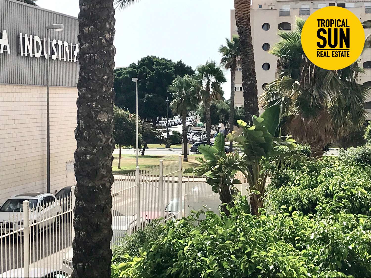 Residencial Las Palmeras. Piso en Plaza Colón, Urbanización Roquetas de Mar.
