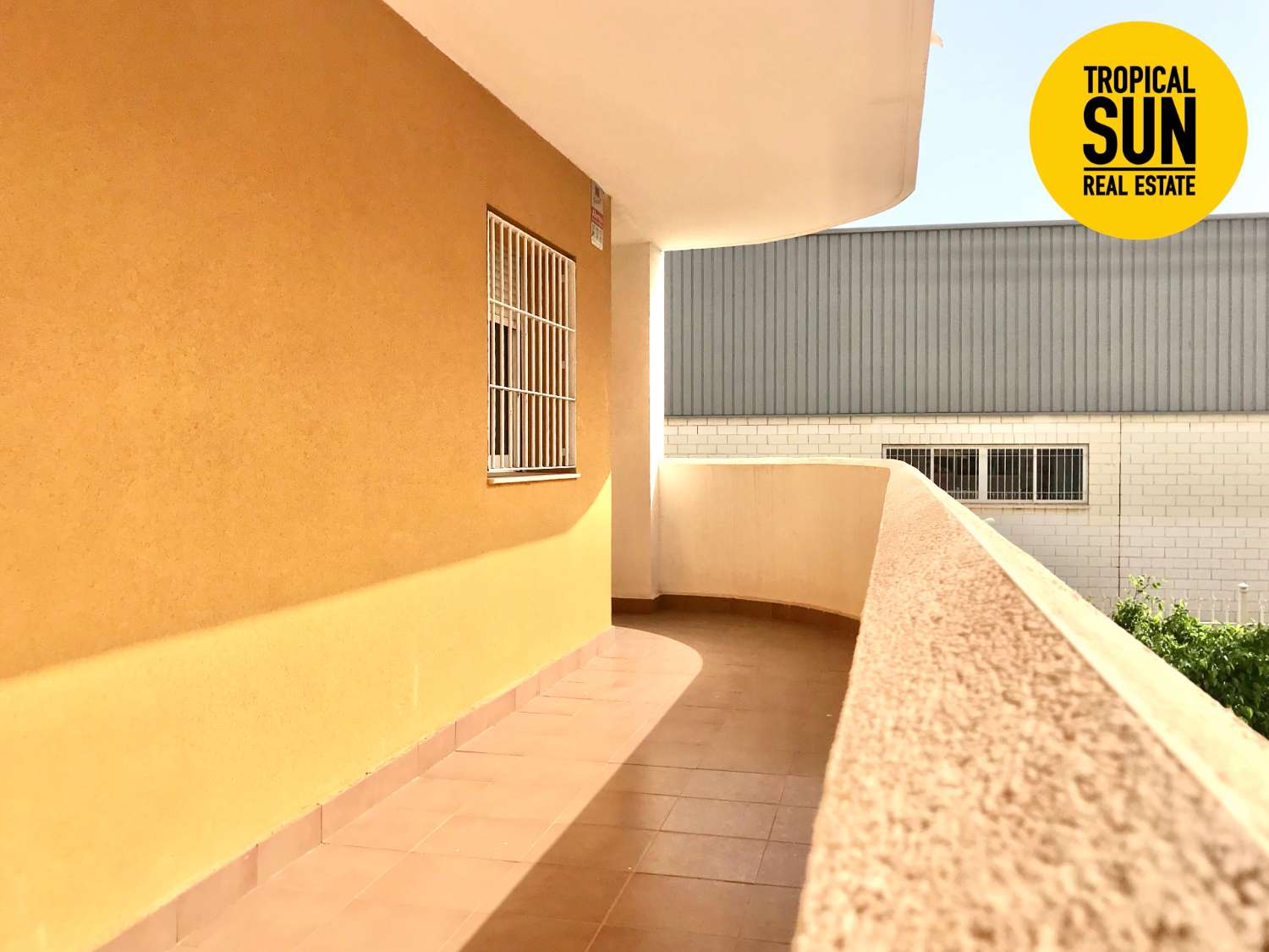 Residencial Las Palmeras. Piso en Plaza Colón, Urbanización Roquetas de Mar.