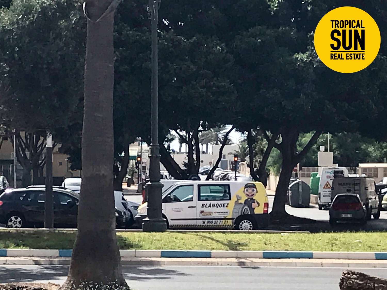 Residencial Las Palmeras. Piso en Plaza Colón, Urbanización Roquetas de Mar.