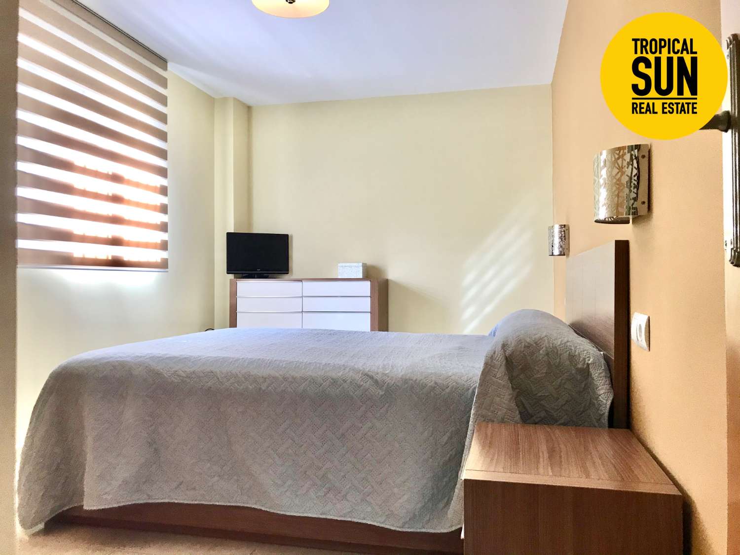 Residencial Las Palmeras. Piso en Plaza Colón, Urbanización Roquetas de Mar.
