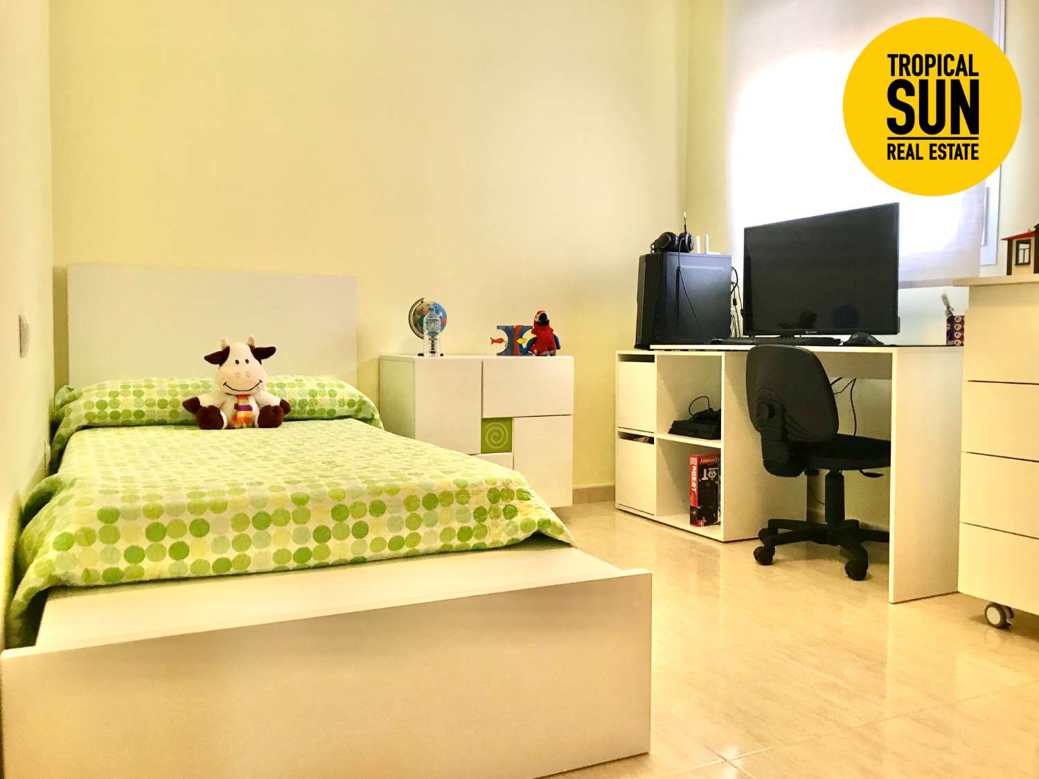 Residencial Las Palmeras. Piso en Plaza Colón, Urbanización Roquetas de Mar.