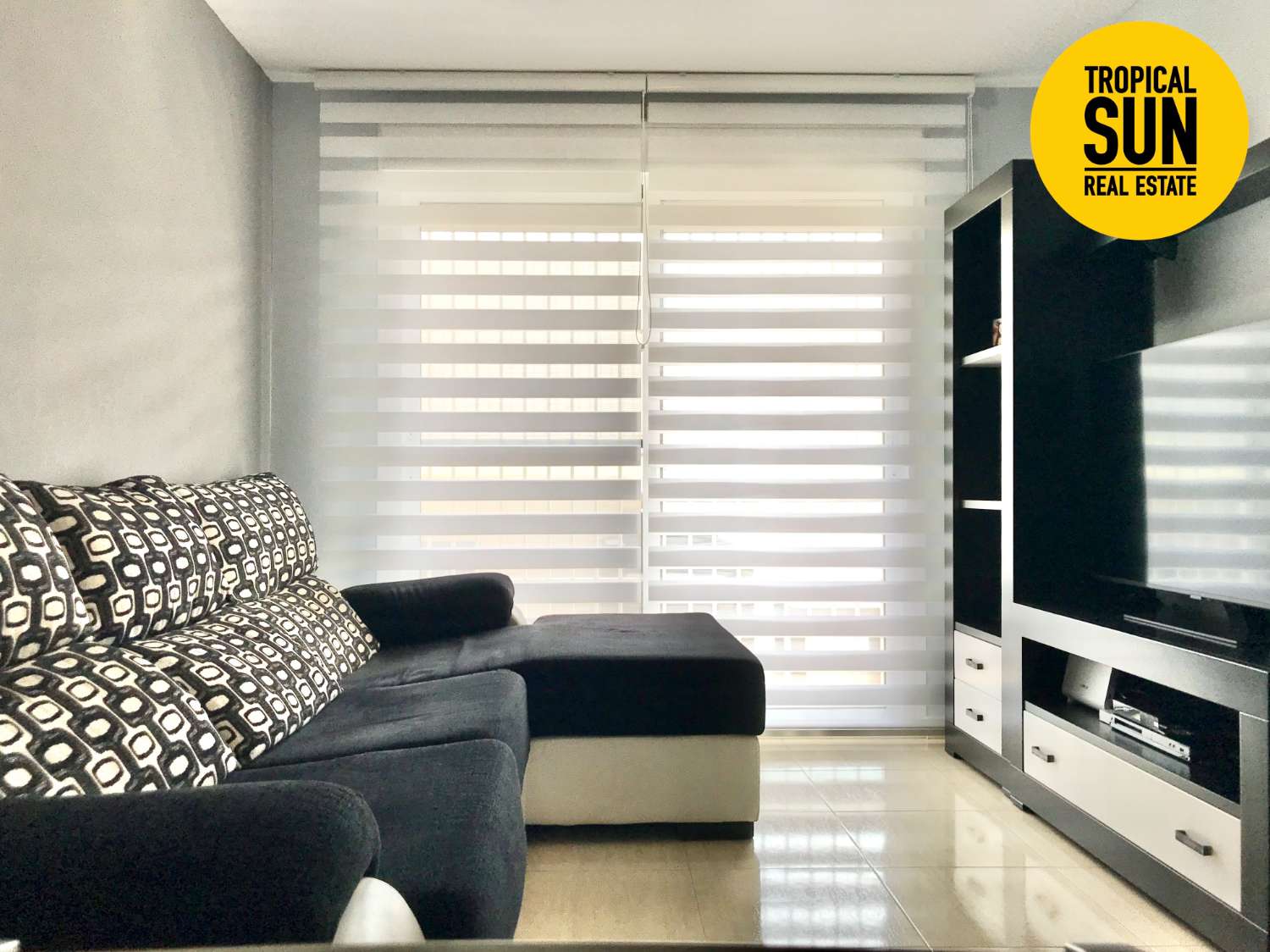 Residencial Las Palmeras. Piso en Plaza Colón, Urbanización Roquetas de Mar.