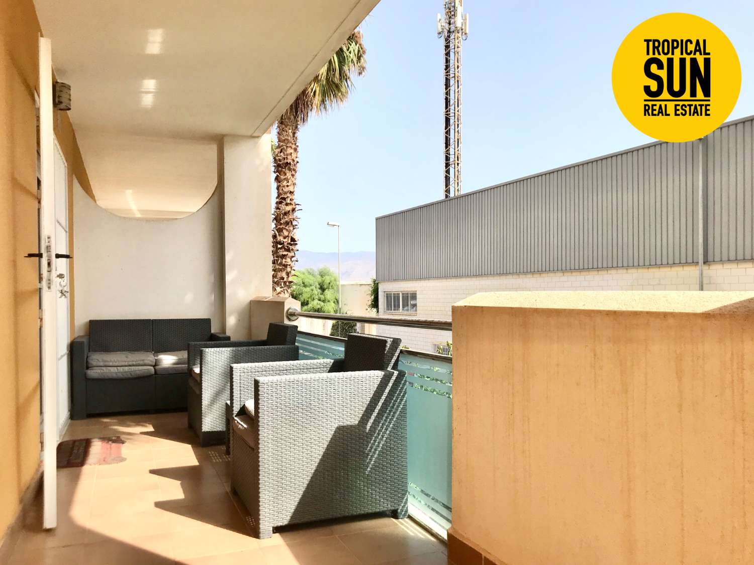 Residencial Las Palmeras. Piso en Plaza Colón, Urbanización Roquetas de Mar.
