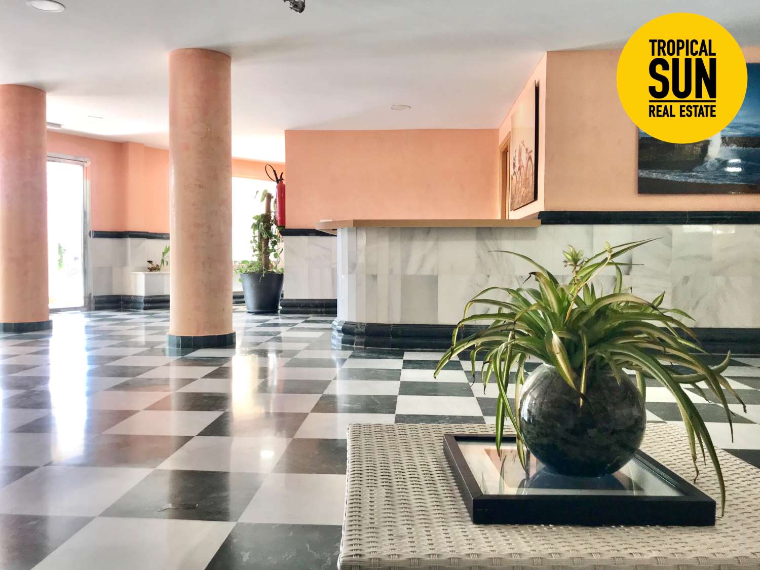 Residencial Las Palmeras. Piso en Plaza Colón, Urbanización Roquetas de Mar.
