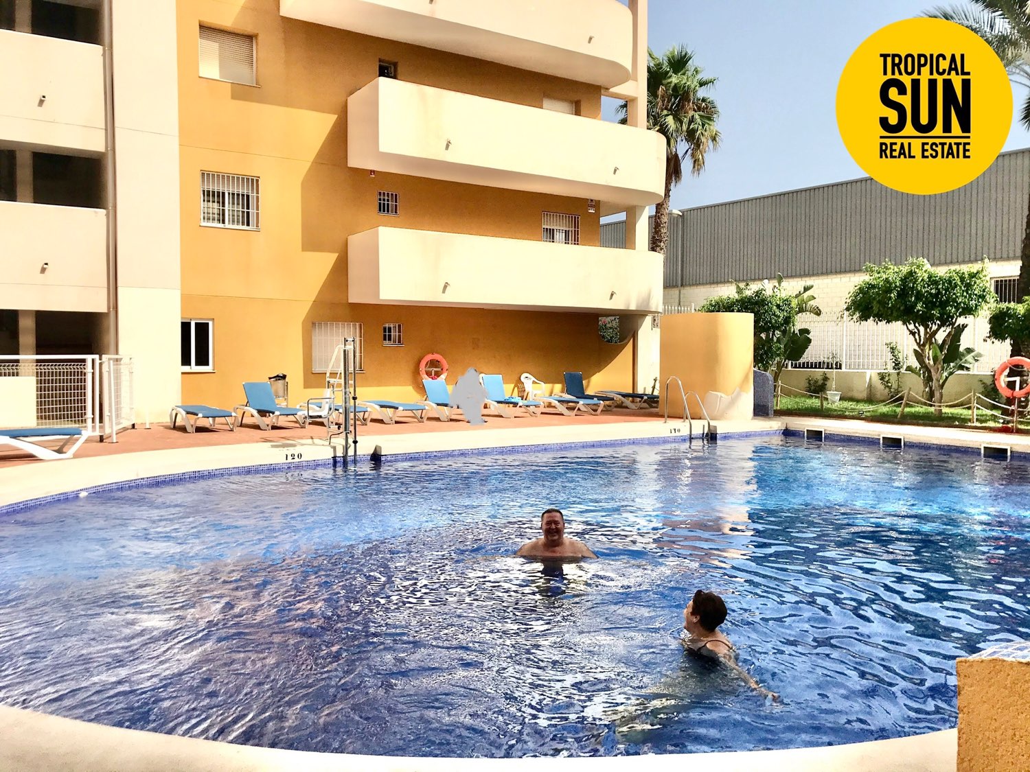 Residencial Las Palmeras. Piso en Plaza Colón, Urbanización Roquetas de Mar.