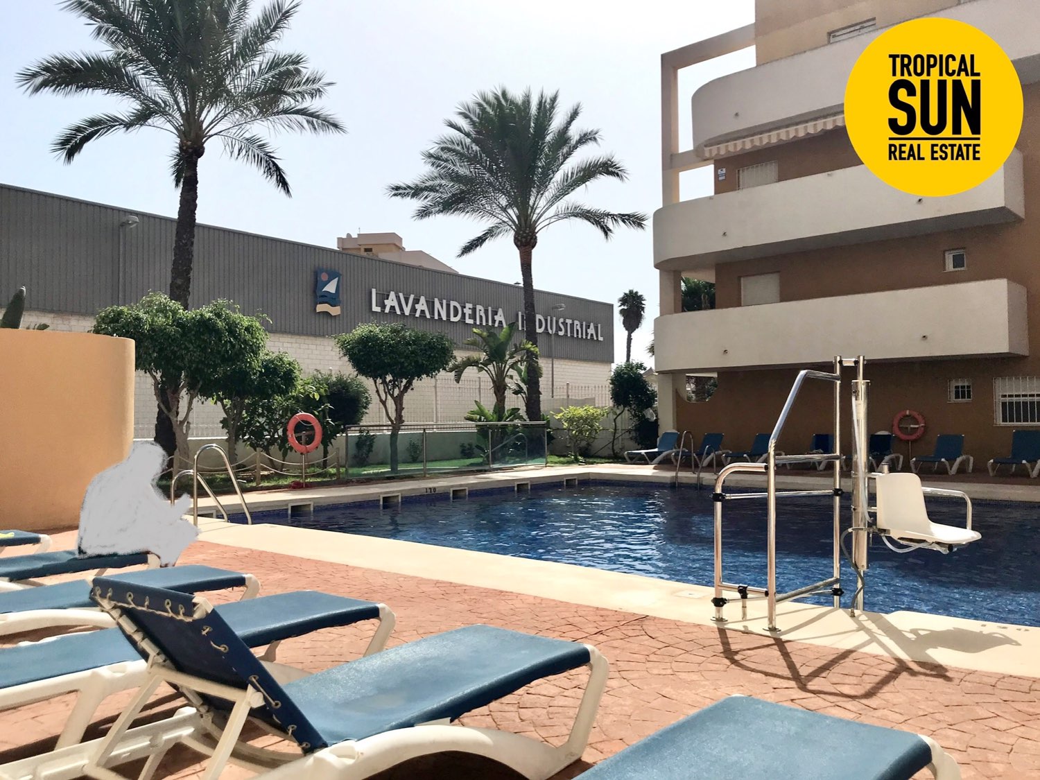 Residencial Las Palmeras. Piso en Plaza Colón, Urbanización Roquetas de Mar.
