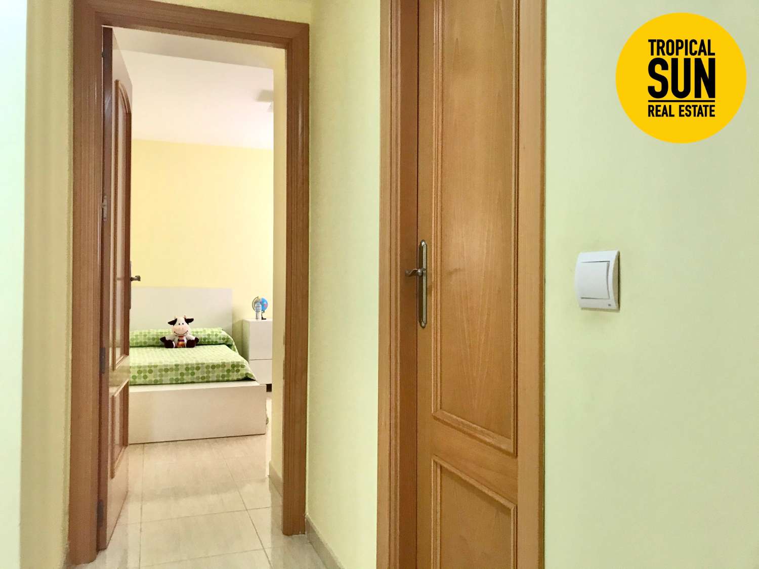 Residencial Las Palmeras. Piso en Plaza Colón, Urbanización Roquetas de Mar.