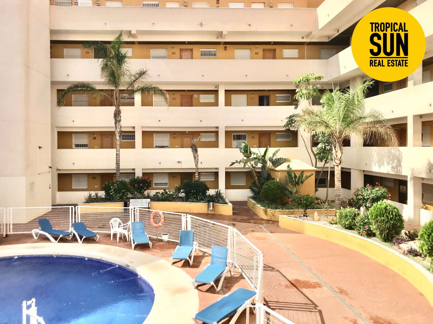 Residencial Las Palmeras. Piso en Plaza Colón, Urbanización Roquetas de Mar.