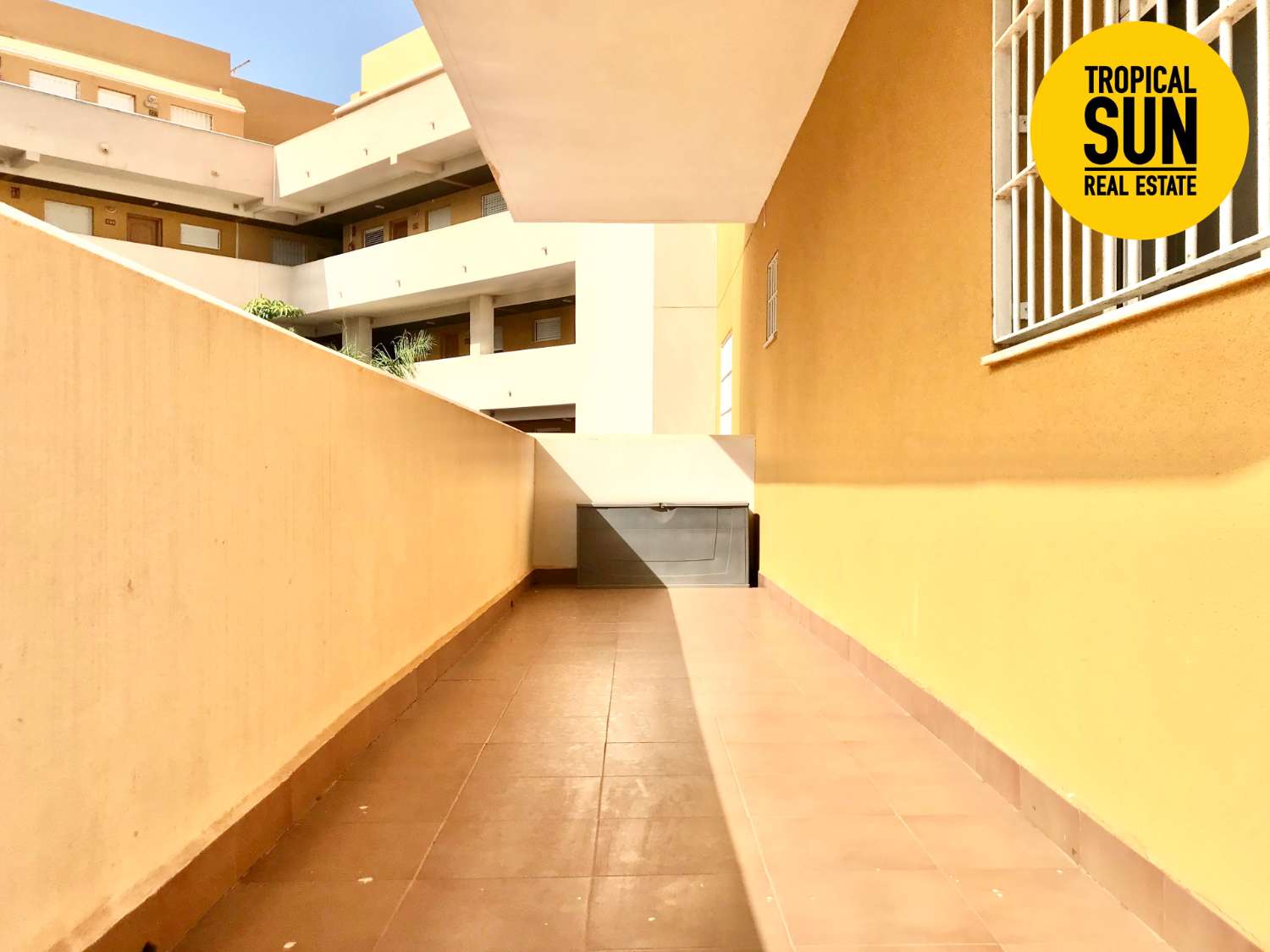 Residencial Las Palmeras. Piso en Plaza Colón, Urbanización Roquetas de Mar.