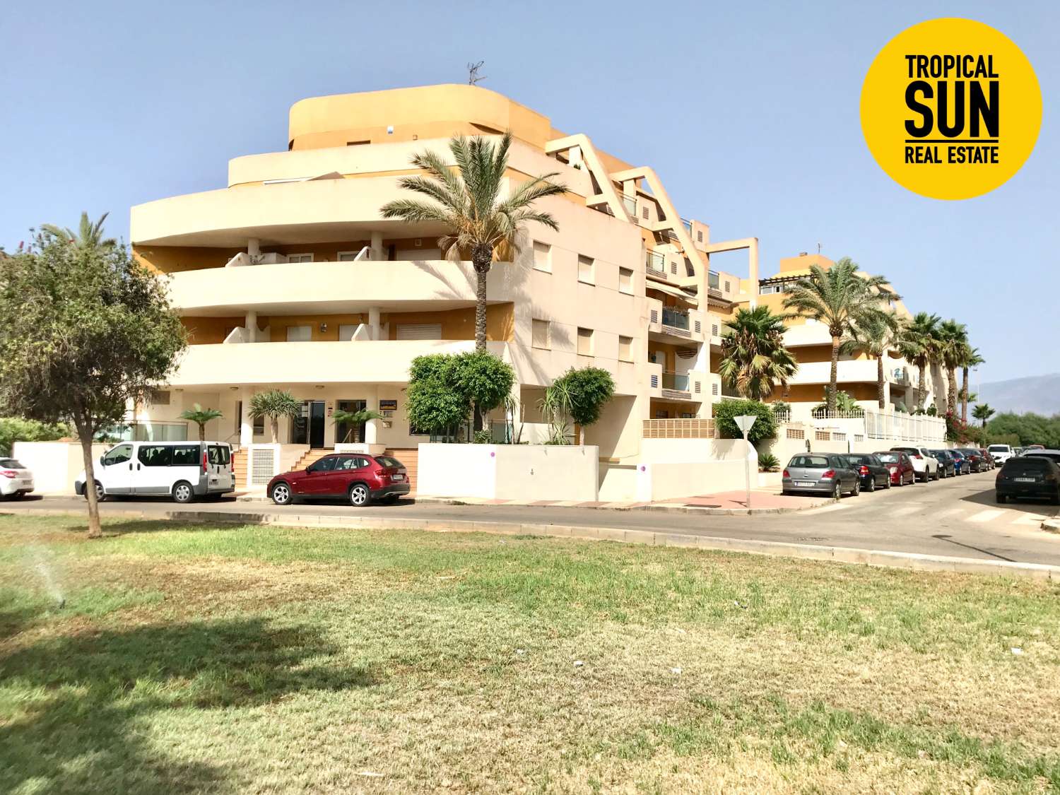 Residencial Las Palmeras. Piso en Plaza Colón, Urbanización Roquetas de Mar.