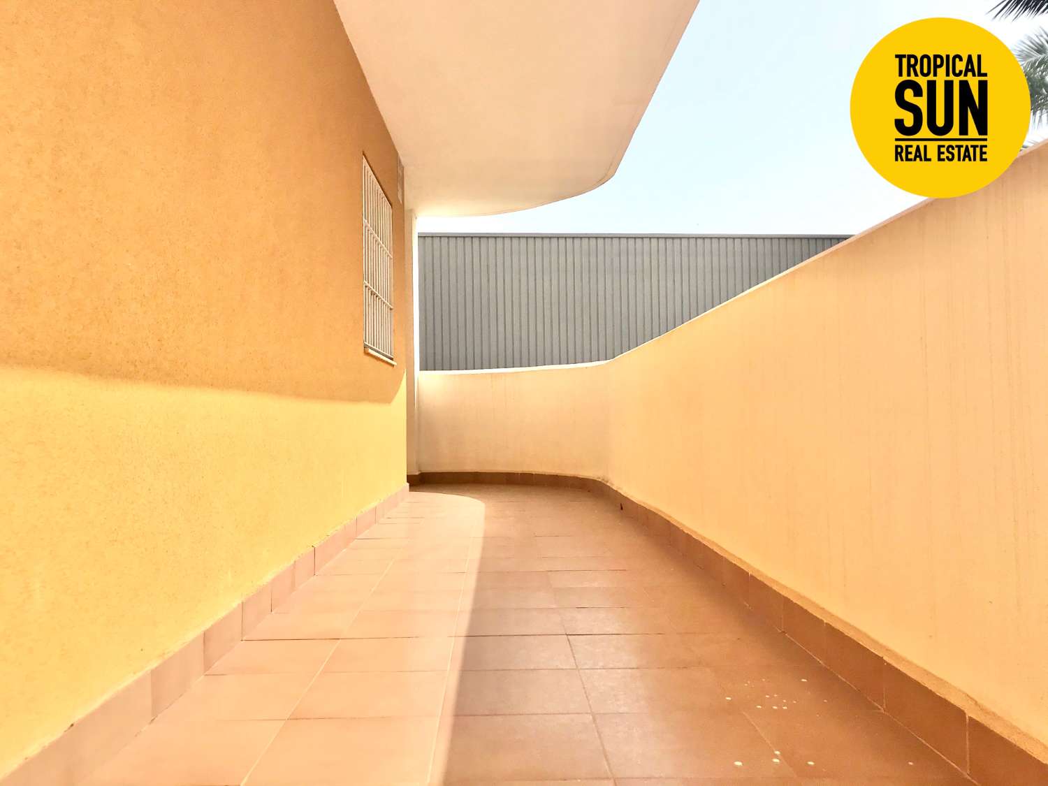 Residencial Las Palmeras. Piso en Plaza Colón, Urbanización Roquetas de Mar.