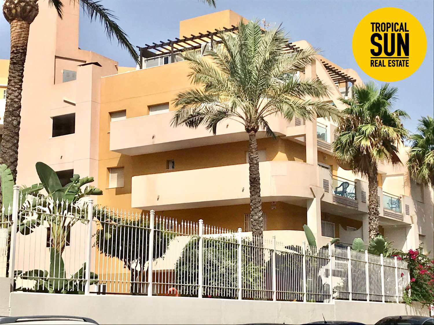 Residencial Las Palmeras. Piso en Plaza Colón, Urbanización Roquetas de Mar.