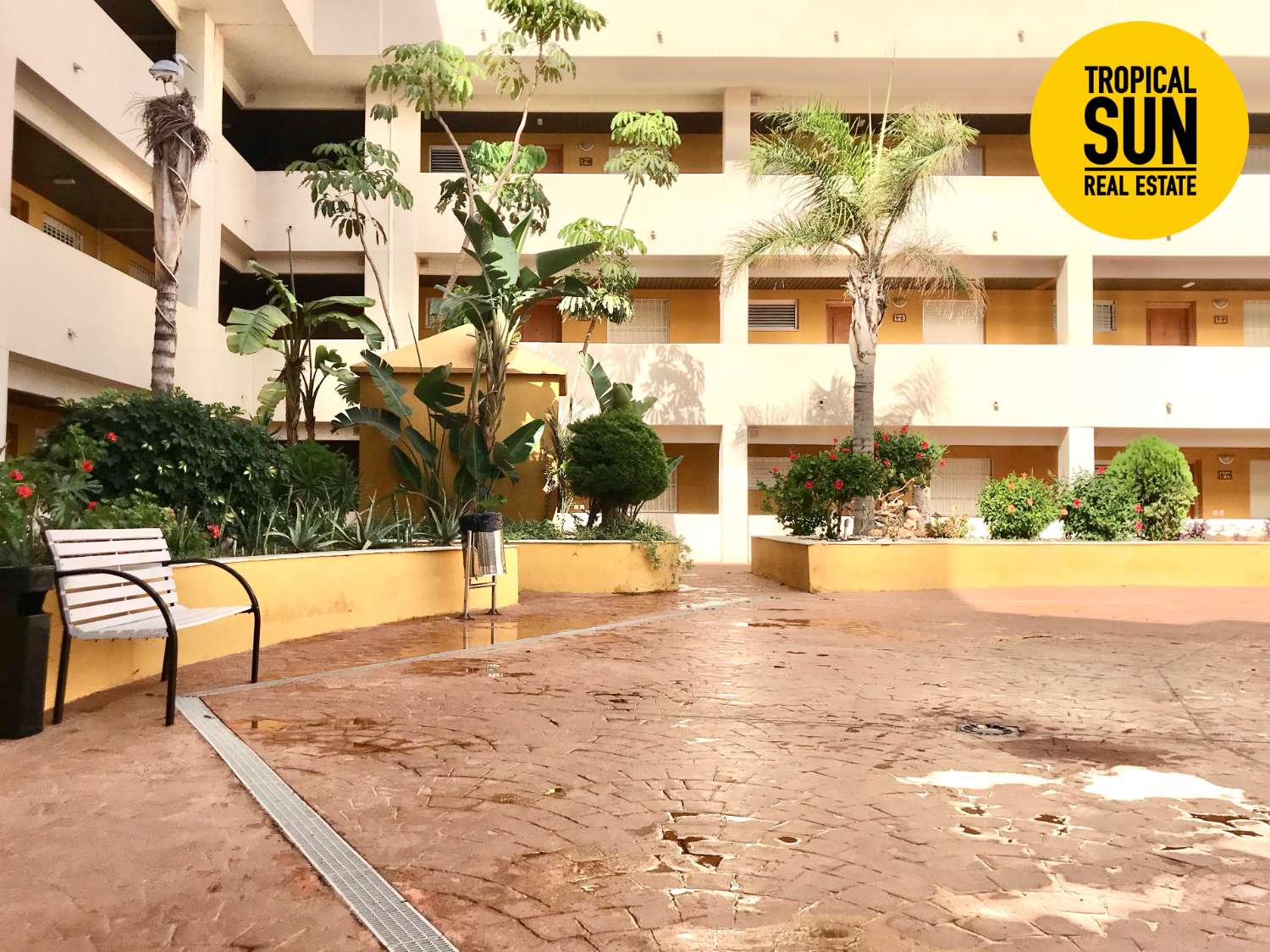 Residencial Las Palmeras. Piso en Plaza Colón, Urbanización Roquetas de Mar.