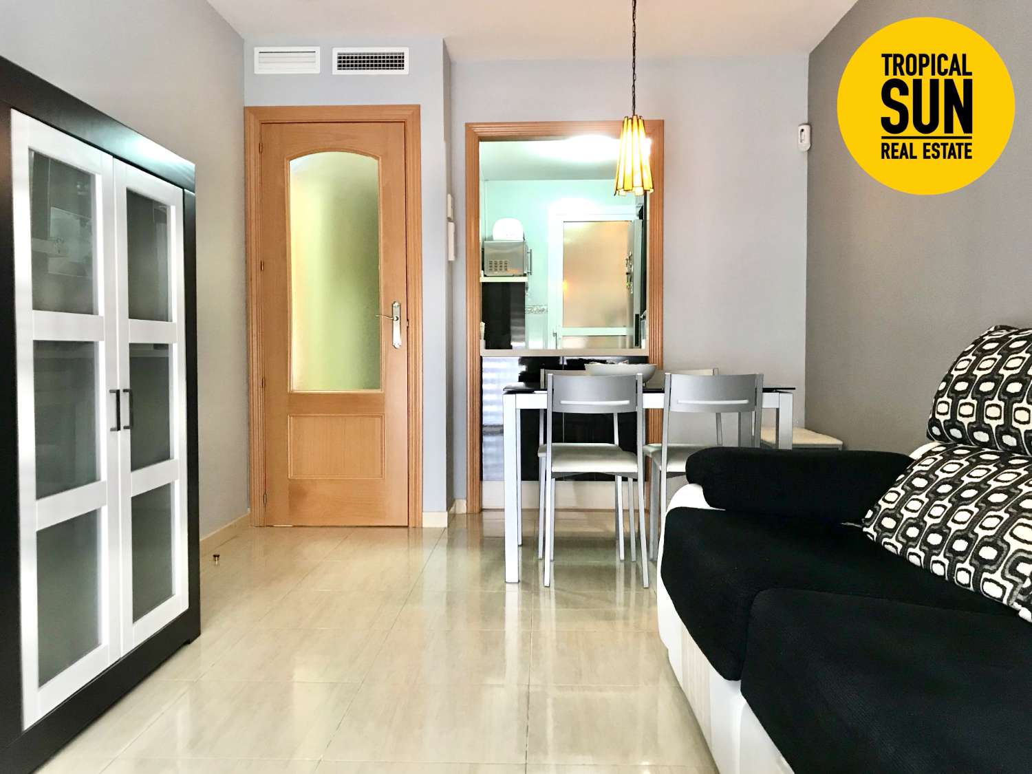 Residencial Las Palmeras. Piso en Plaza Colón, Urbanización Roquetas de Mar.
