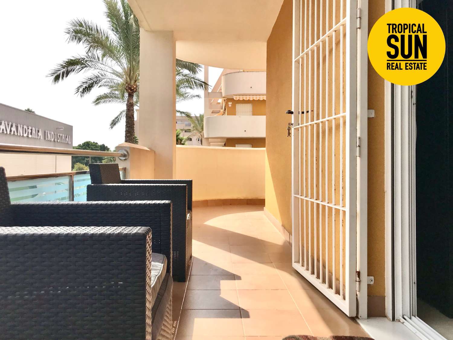 Residencial Las Palmeras. Piso en Plaza Colón, Urbanización Roquetas de Mar.
