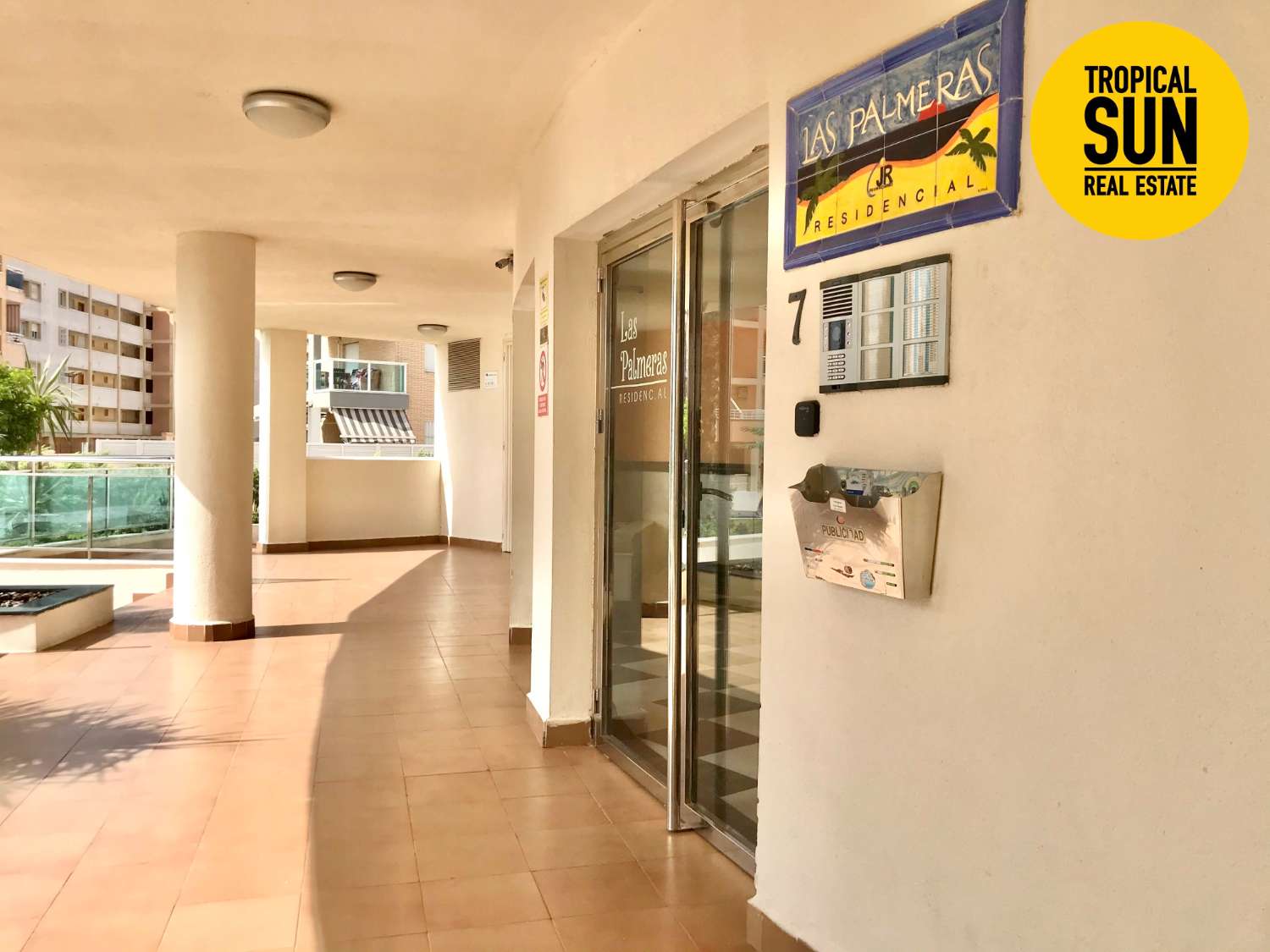 Residencial Las Palmeras. Piso en Plaza Colón, Urbanización Roquetas de Mar.