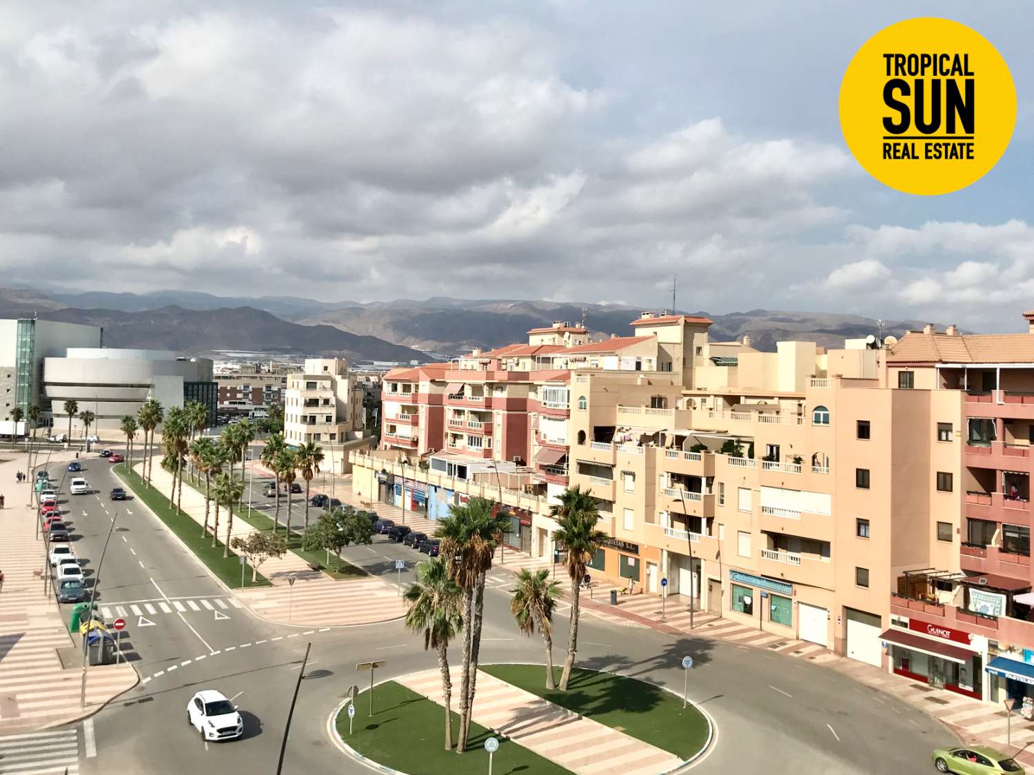 Piso con gran terraza junto Auditorio y Centro Comercial, Las Salinas