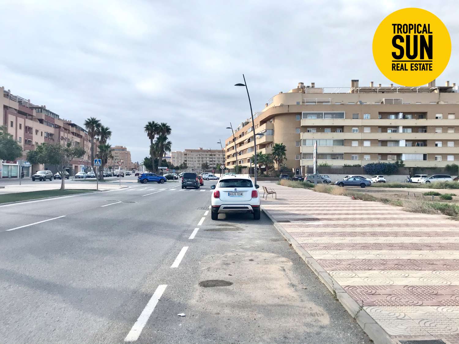 Piso con gran terraza junto Auditorio y Centro Comercial, Las Salinas
