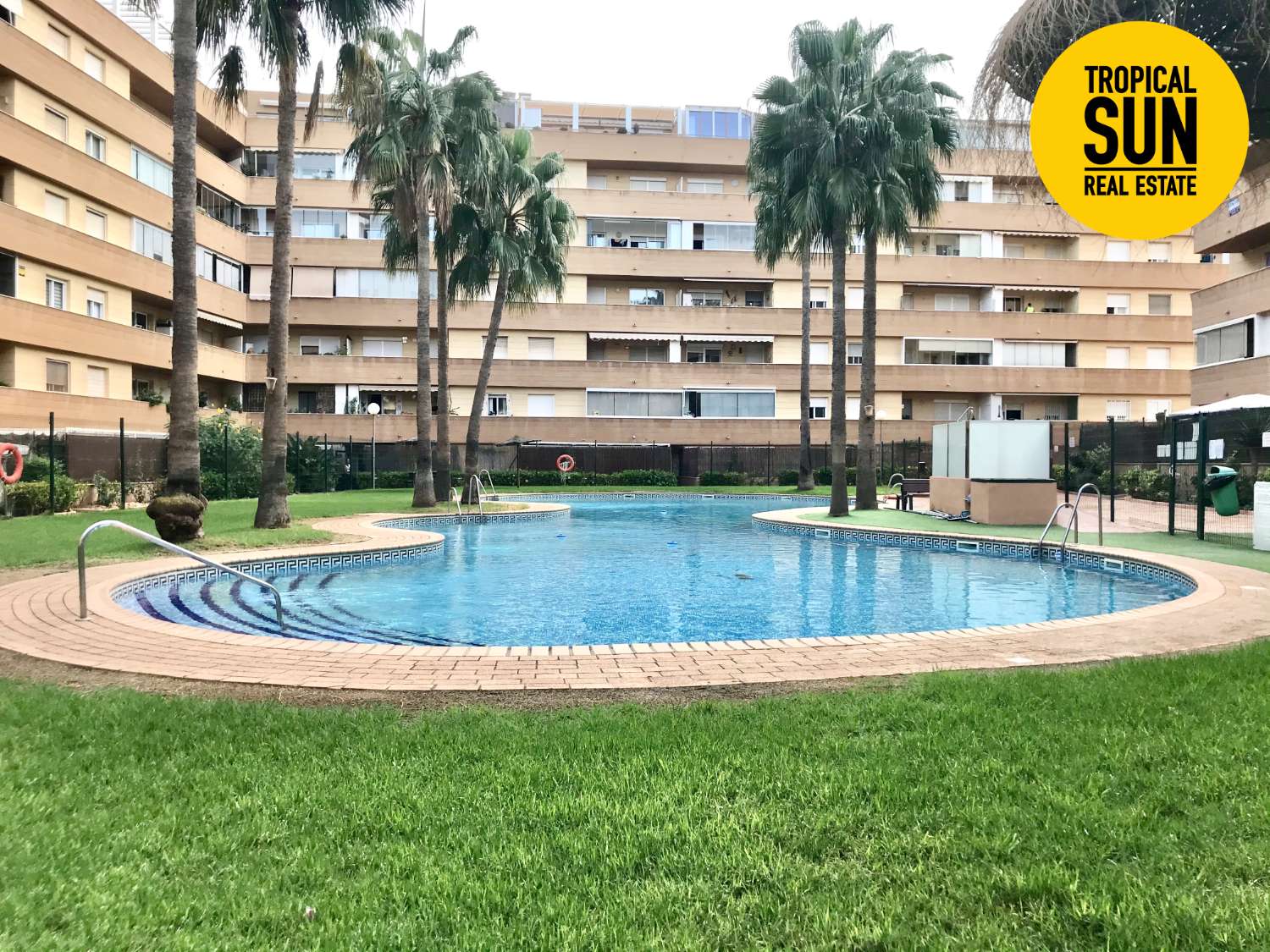 Piso con gran terraza junto Auditorio y Centro Comercial, Las Salinas