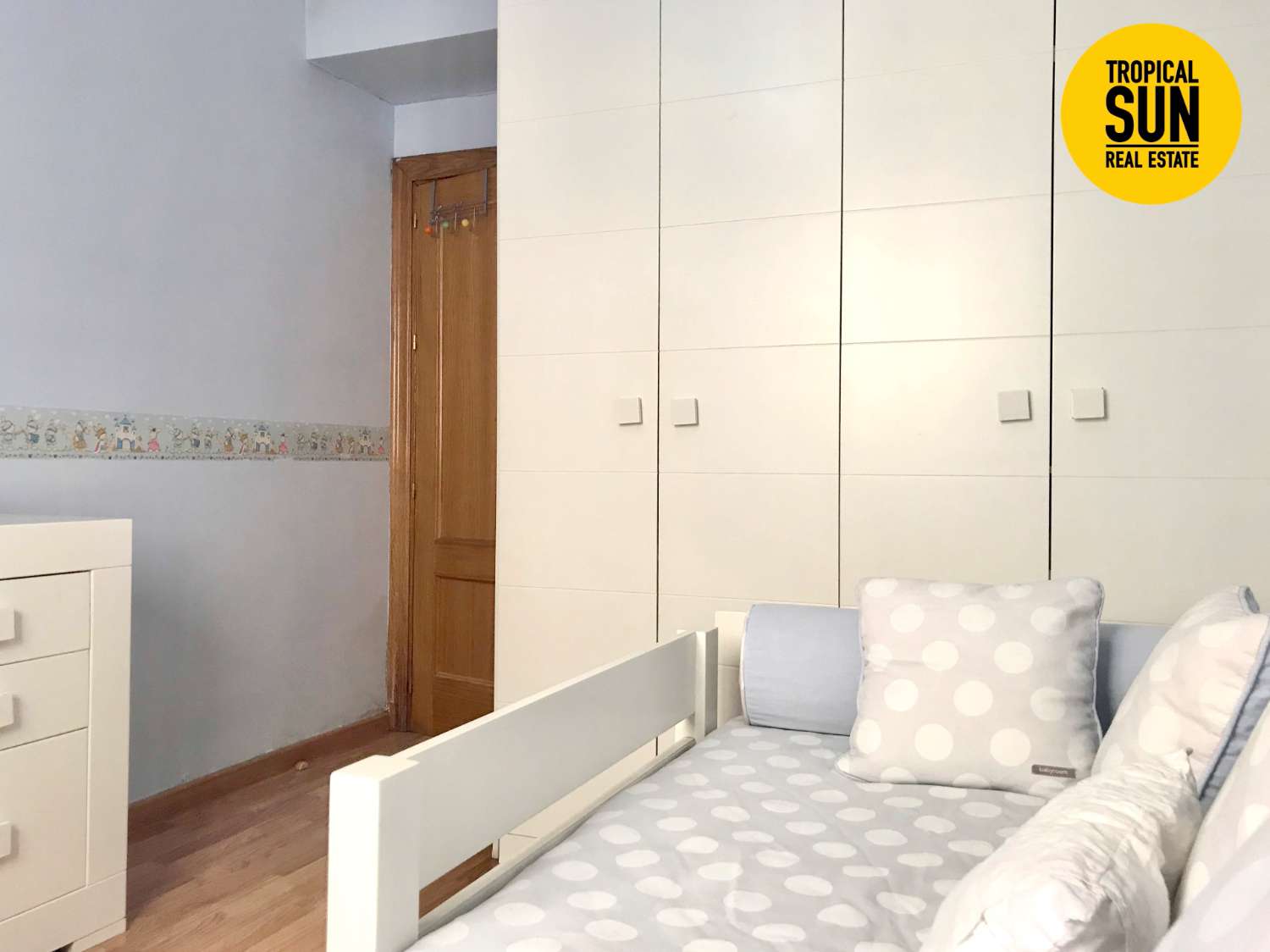 Bonito y amplio piso de 3 dormitorios junto al Paseo de los Baños en Roquetas de Mar