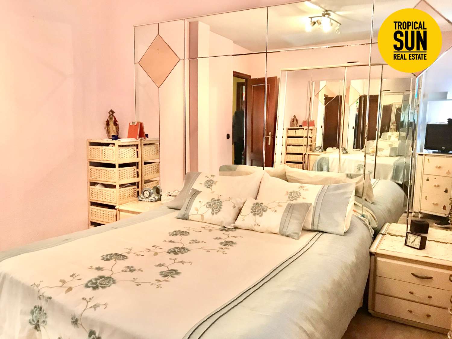 Piso Dúplex en Las Marinas, Roquetas de Mar, con garaje independiente: ¡tu hogar ideal te espera!