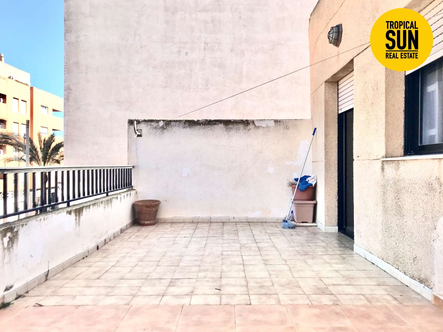 Piso Dúplex en Las Marinas, Roquetas de Mar, con garaje independiente: ¡tu hogar ideal te espera!