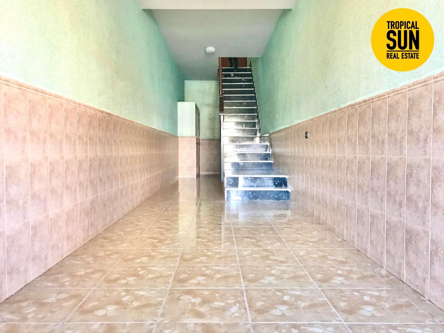 Piso Dúplex en Las Marinas, Roquetas de Mar, con garaje independiente: ¡tu hogar ideal te espera!
