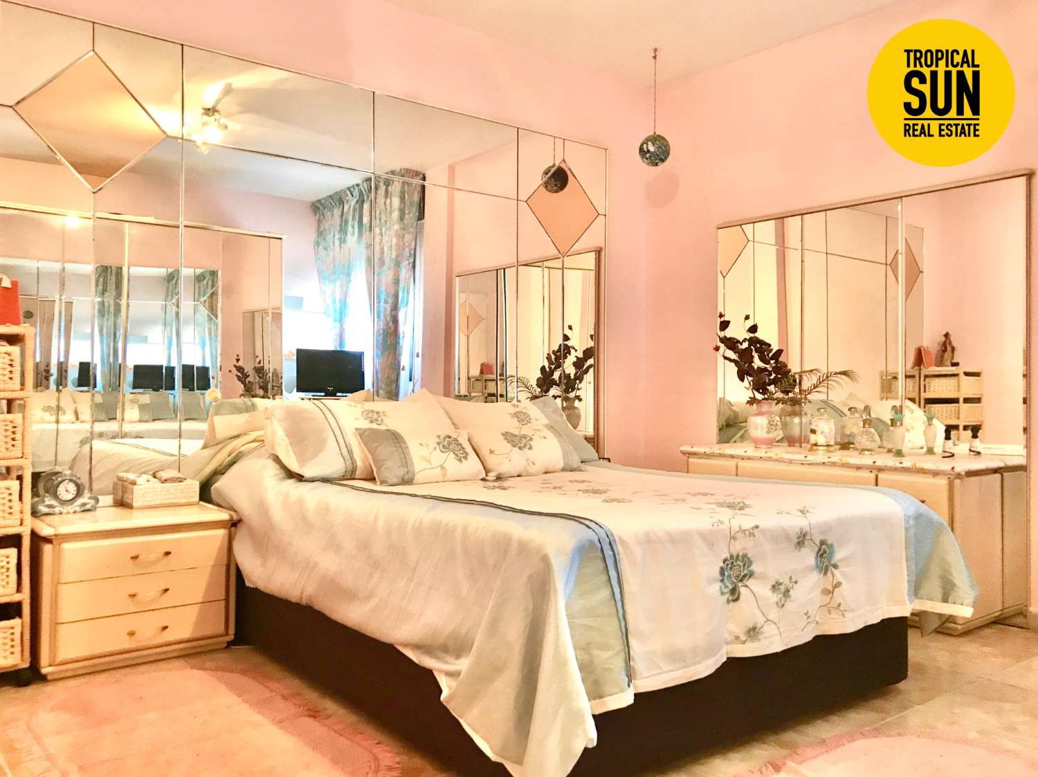 Piso Dúplex en Las Marinas, Roquetas de Mar, con garaje independiente: ¡tu hogar ideal te espera!