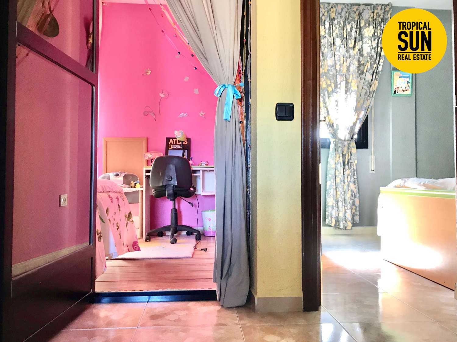 Piso Dúplex en Las Marinas, Roquetas de Mar, con garaje independiente: ¡tu hogar ideal te espera!