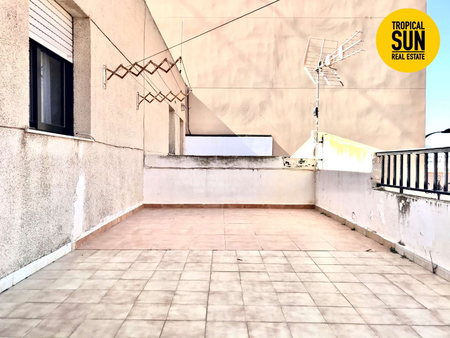 Piso Dúplex en Las Marinas, Roquetas de Mar, con garaje independiente: ¡tu hogar ideal te espera!