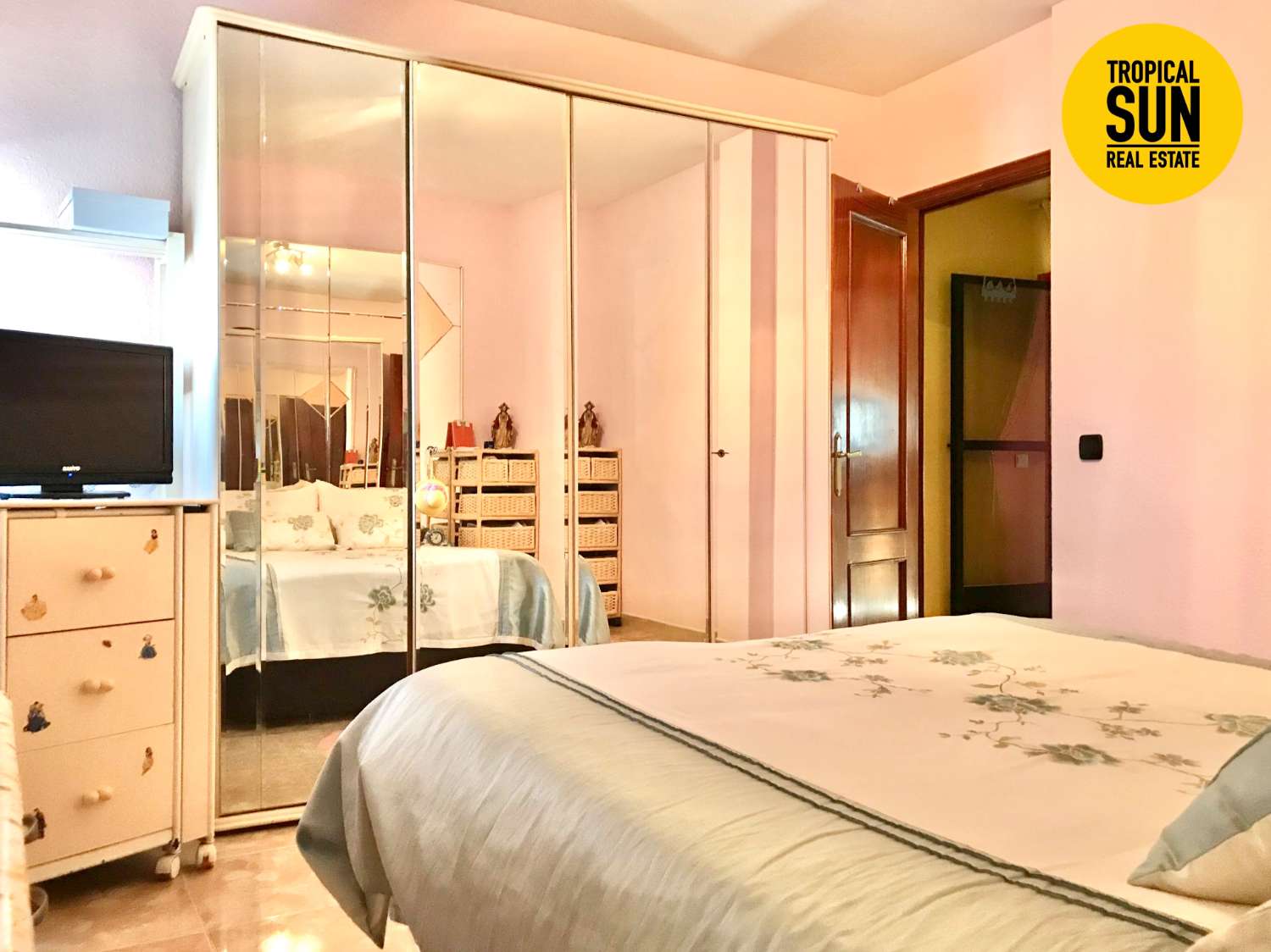 Piso Dúplex en Las Marinas, Roquetas de Mar, con garaje independiente: ¡tu hogar ideal te espera!