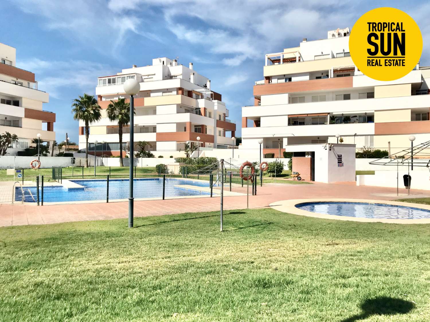 Descubre el paraíso en Roquetas de Mar: Hermosa vivienda de 3 dormitorios en el residencial Aguaserena