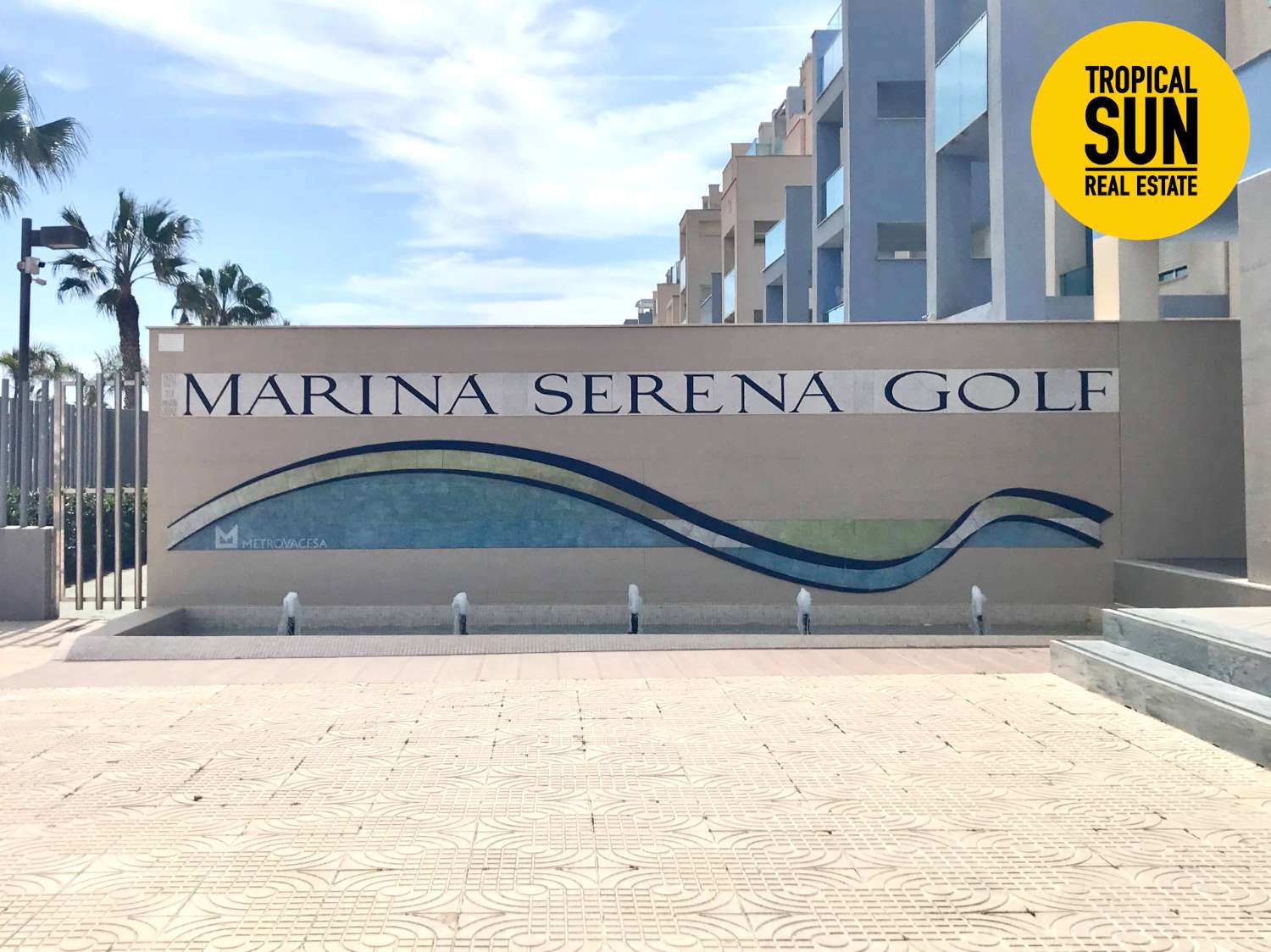 Marina Serena Golf chéngshì huà: Wánměi de jūzhù dì. Fāxiàn zhège mènghuàn bān de fùshì dǐngcéng gōngyù.