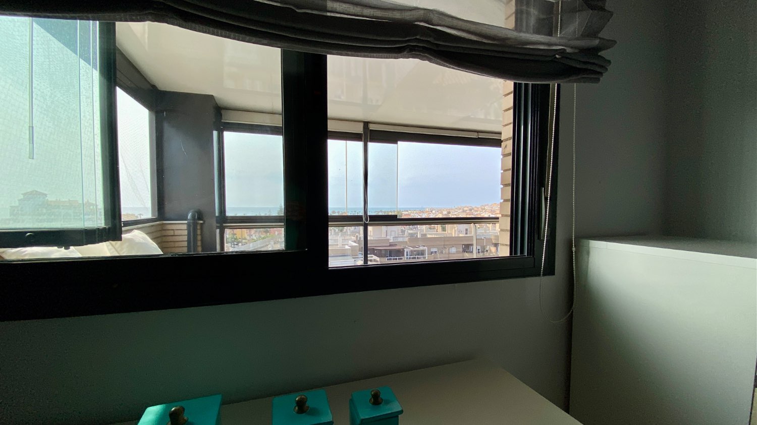 Ático en venta en Roquetas de Mar – 2 dormitorios, terraza acristalada y vistas al mar