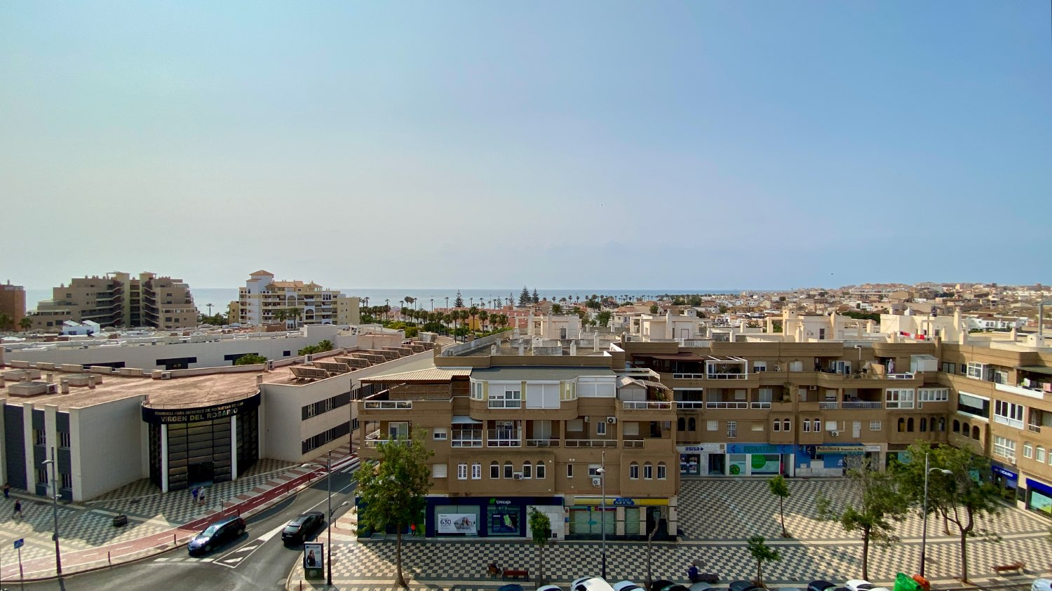Ático en venta en Roquetas de Mar – 2 dormitorios, terraza acristalada y vistas al mar