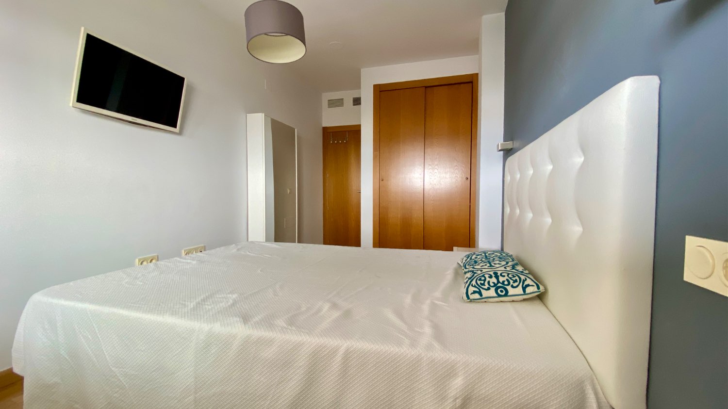 Ático en venta en Roquetas de Mar – 2 dormitorios, terraza acristalada y vistas al mar