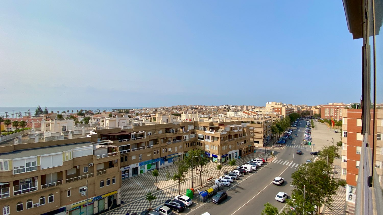 Ático en venta en Roquetas de Mar – 2 dormitorios, terraza acristalada y vistas al mar