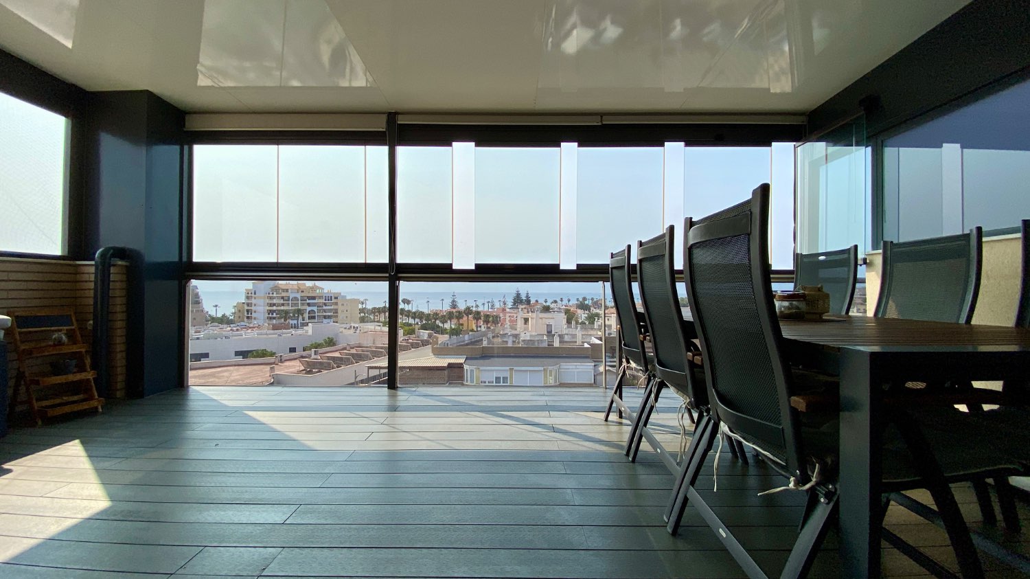 Ático en venta en Roquetas de Mar – 2 dormitorios, terraza acristalada y vistas al mar