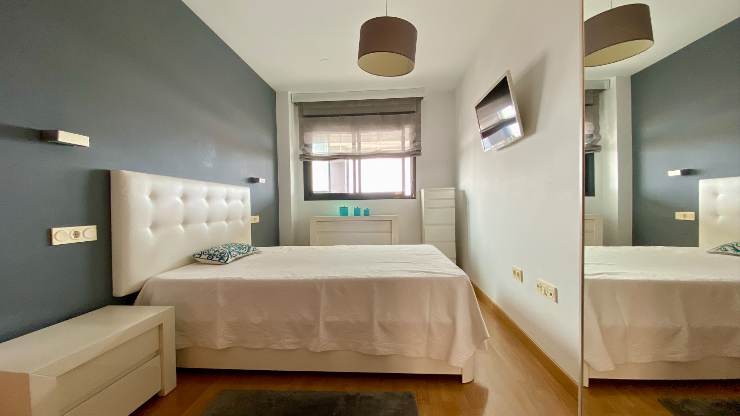 Ático en venta en Roquetas de Mar – 2 dormitorios, terraza acristalada y vistas al mar