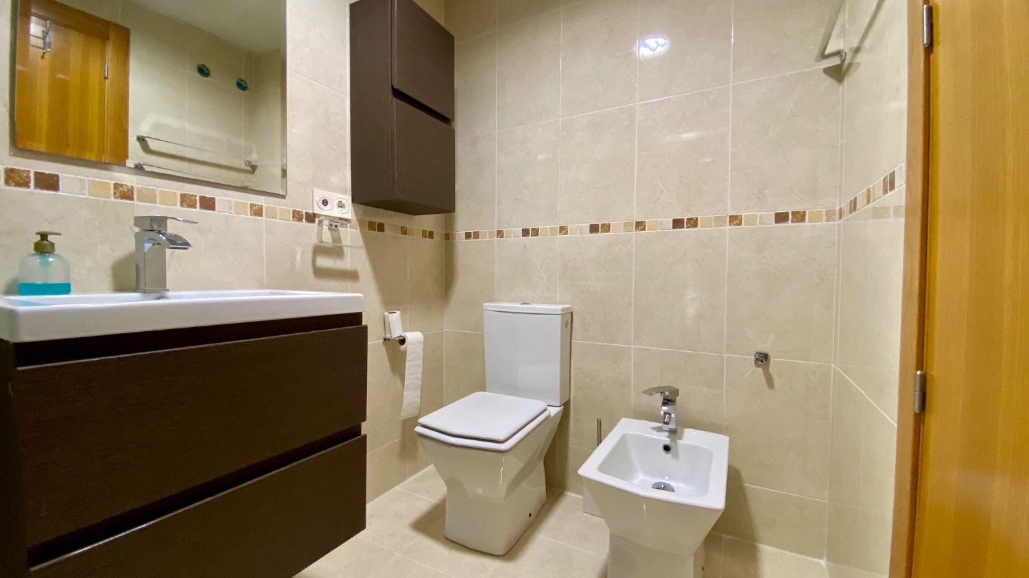 Ático en venta en Roquetas de Mar – 2 dormitorios, terraza acristalada y vistas al mar
