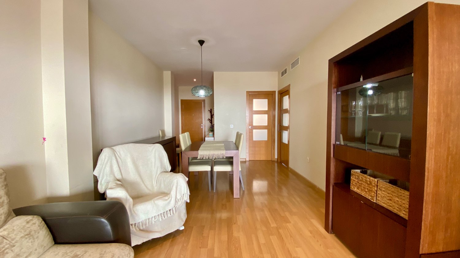 Ático en venta en Roquetas de Mar – 2 dormitorios, terraza acristalada y vistas al mar