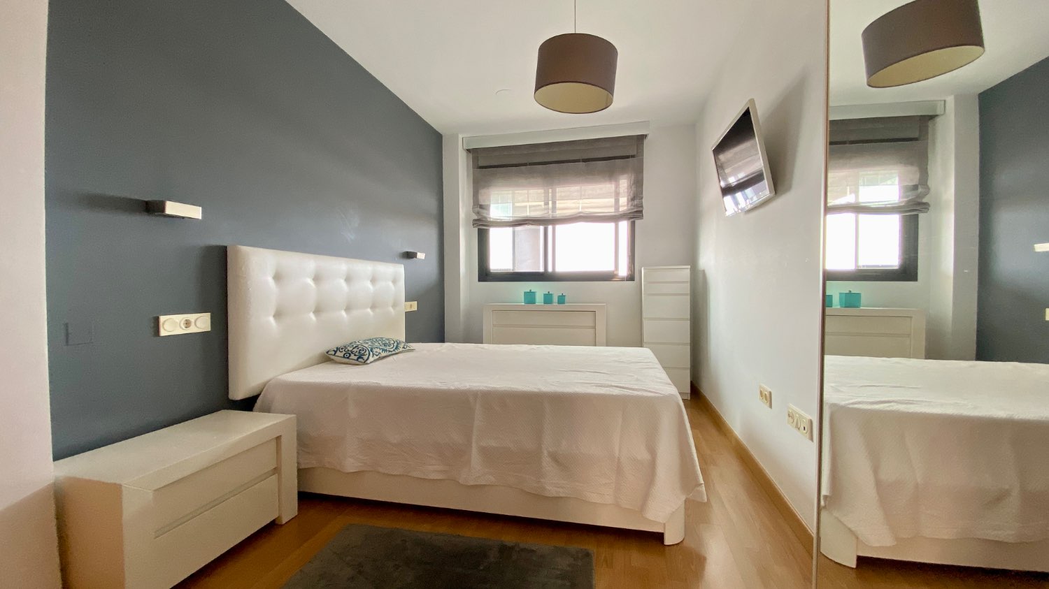 Ático en venta en Roquetas de Mar – 2 dormitorios, terraza acristalada y vistas al mar