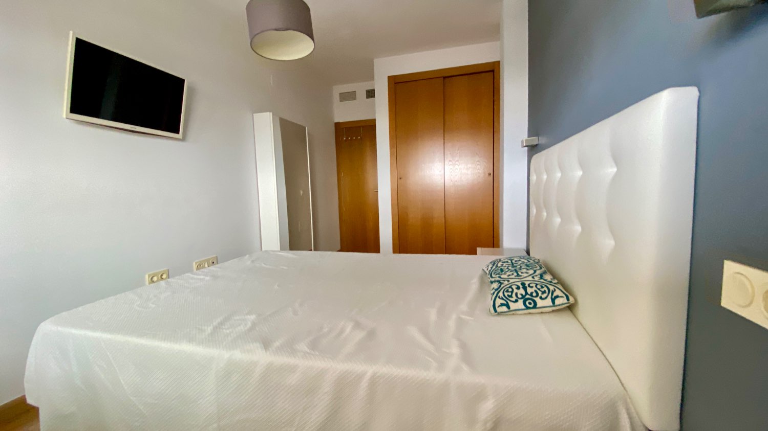 Ático en venta en Roquetas de Mar – 2 dormitorios, terraza acristalada y vistas al mar