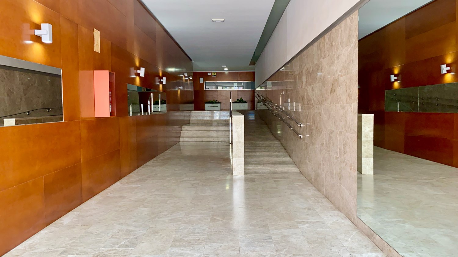 Ático en venta en Roquetas de Mar – 2 dormitorios, terraza acristalada y vistas al mar